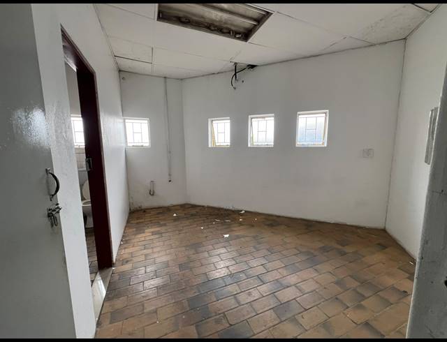 300M² WAREHOUSE TO LET IN ROOIHUISKRAAL
